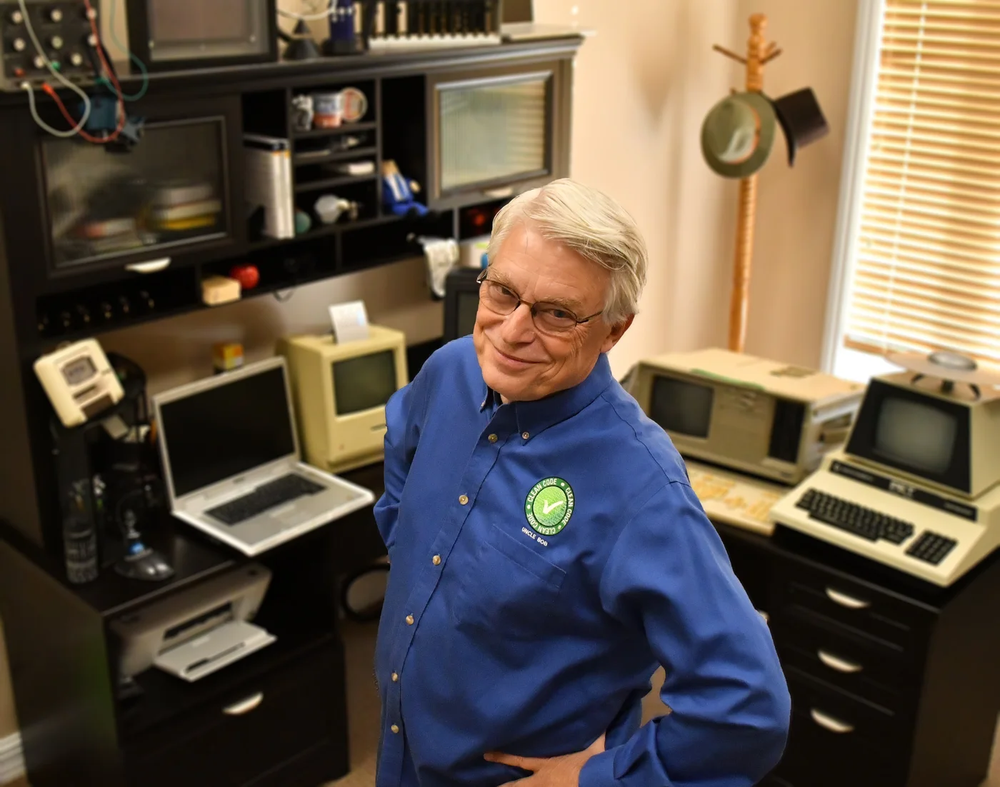 Robert C. Martin, conocido como Uncle Bob, en su estudio rodeado de computadoras de distintas generaciones
